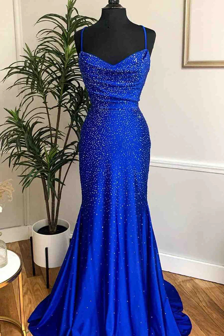 Vestido de fiesta de sirena con cuello vuelto y cuentas
